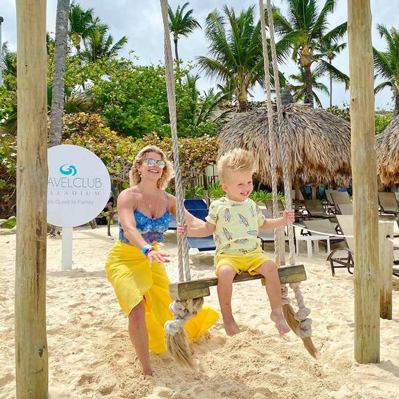 Em Punta Cana, Karina Bacchi se diverte com o filho, Enrico Bacchi, e se declara