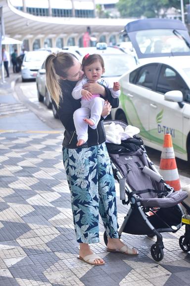 Thaeme Mariôto com a filha Liz em aeroporto