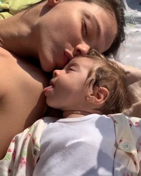 Laura Neiva exibe vídeo fofíssimo com a filha recém-nascida