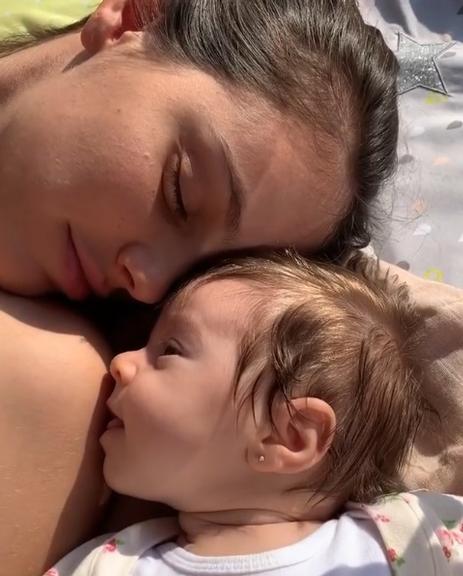 Laura Neiva exibe vídeo fofíssimo com a filha recém-nascida
