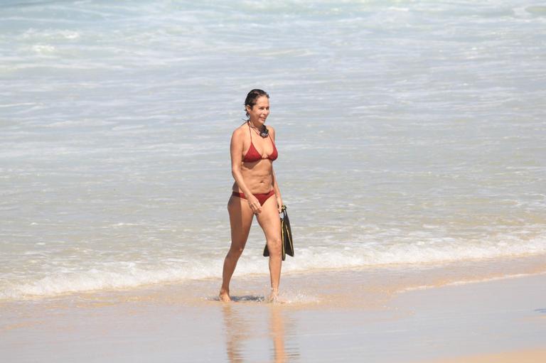Andréa Beltrão é flagrada na praia de Copacabana