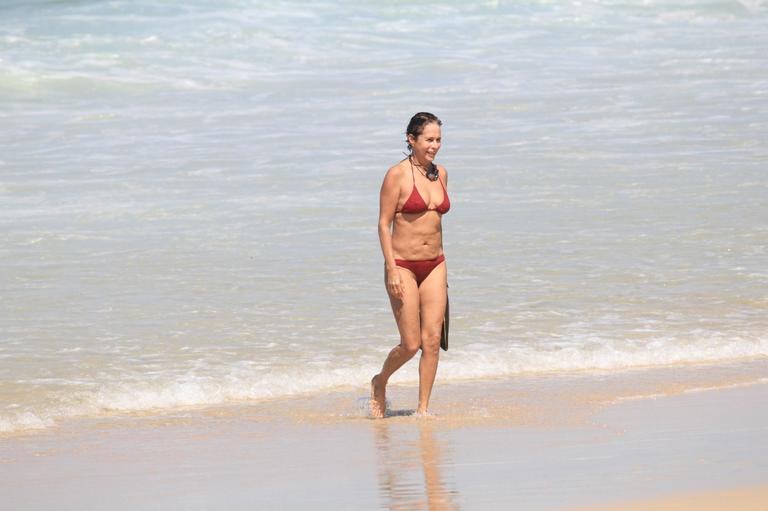 Andréa Beltrão é flagrada na praia de Copacabana