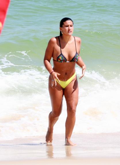 Giulia Costa impressiona ao exibir corpo definido em dia de praia