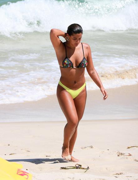 Giulia Costa impressiona ao exibir corpo definido em dia de praia