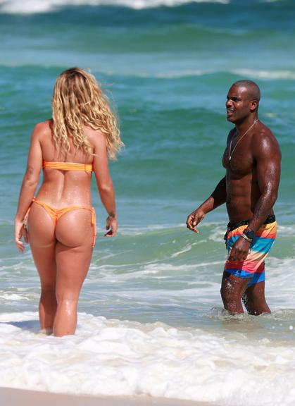 Rafael Zulu impressiona ao exibir corpo definido em dia de praia com a namorada