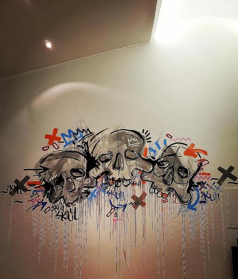 Lívia Andrade mostra grafite nas paredes de sua casa