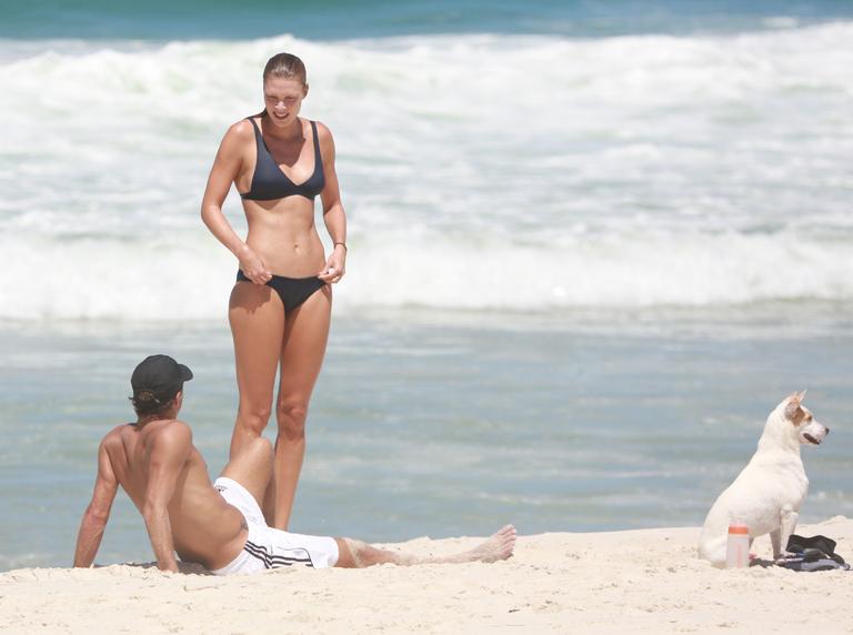 Roger Flores e esposa ignoram quarentena e são flagrados na praia