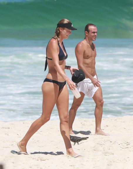 Roger Flores e esposa ignoram quarentena e são flagrados na praia