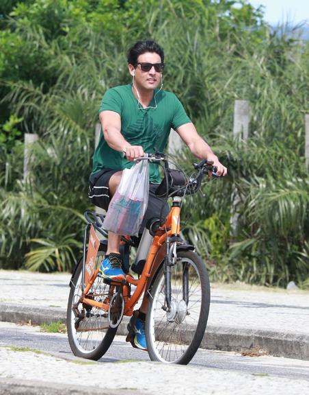 Bruno De Luca é flagrado pedalando no Rio de Janeiro