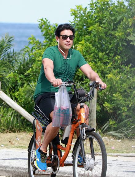 Bruno De Luca é flagrado pedalando no Rio de Janeiro