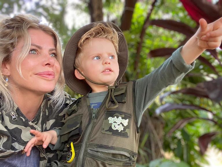 Karina Bacchi exibe filho brincando de safari no jardim e explode o fofurômetro na web