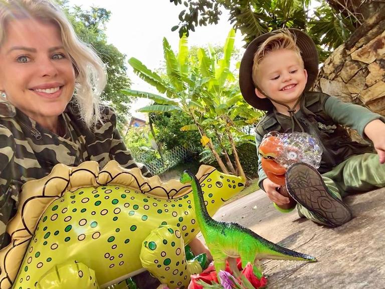 Karina Bacchi exibe filho brincando de safari no jardim e explode o fofurômetro na web