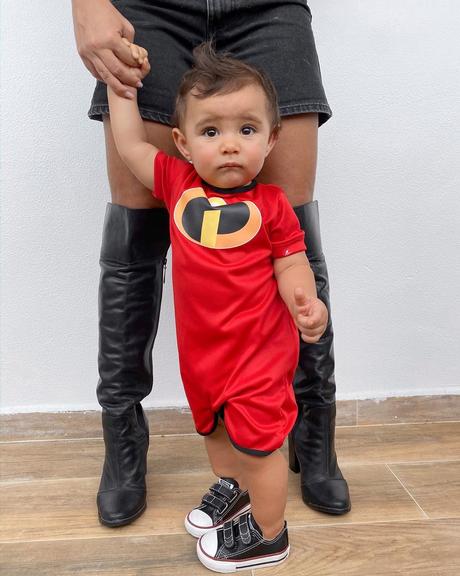 Filho de Jade Seba e Bruno Guedes completa dez meses e encanta web