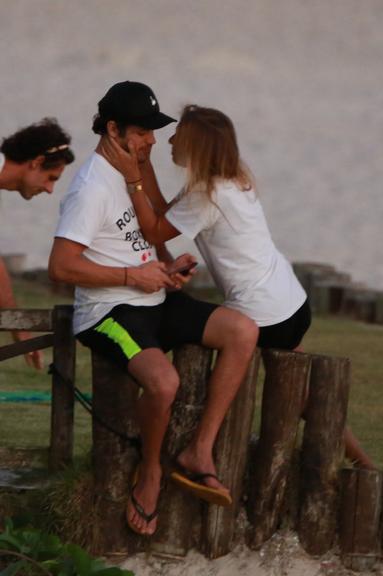 José Loreto quebra quarentena e é visto aos beijos na praia