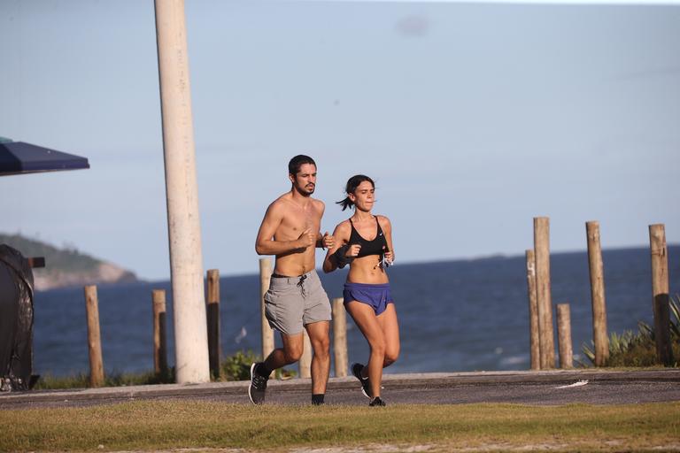 Carla Salle e Gabriel Leone ignoram quarentena e são flagrados correndo no Rio