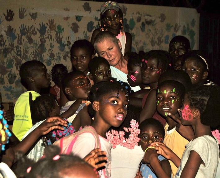 ONG parabeniza Xuxa com bela homenagem e compartilha fotos inéditas