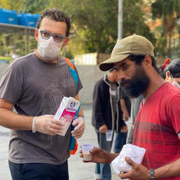 Fernando Rocha distribui comida a moradores de rua em São Paulo
