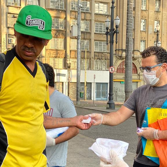 Fernando Rocha distribui comida a moradores de rua em São Paulo