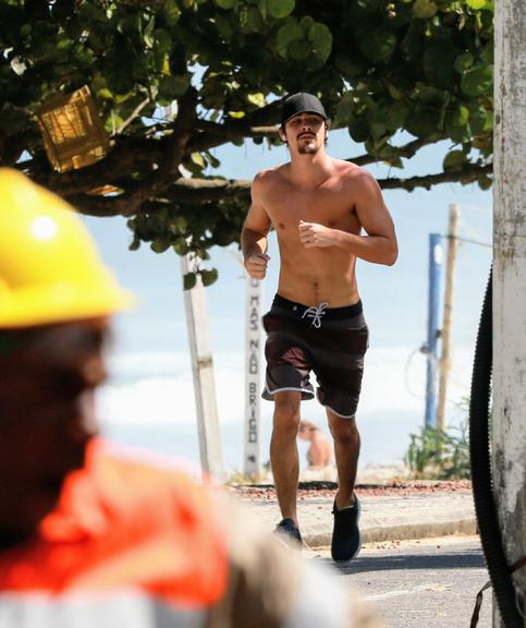 Durante quarentena, Bruno Montaleone corre na praia e exibe corpo sarado