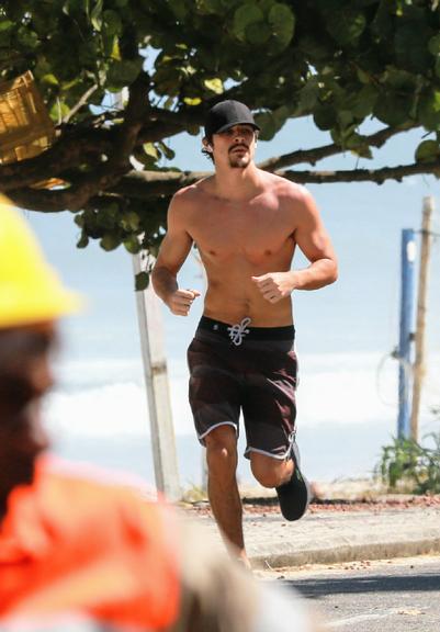 Durante quarentena, Bruno Montaleone corre na praia e exibe corpo sarado