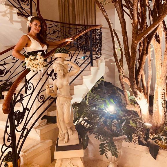 Elaine Mickely posa com vestido de noiva em sua mansão