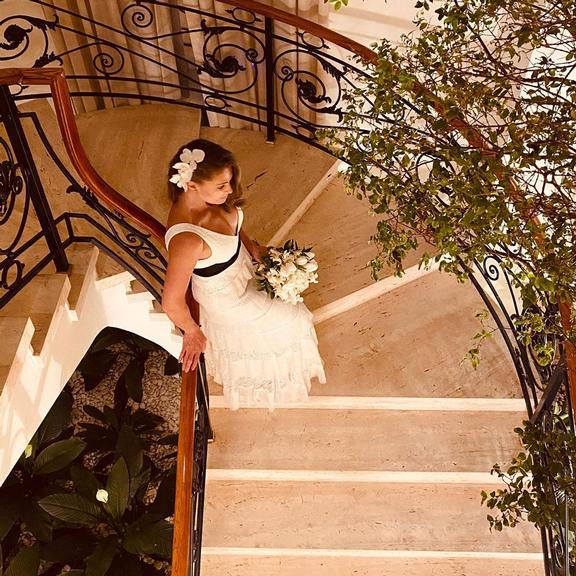 Elaine Mickely posa com vestido de noiva em sua mansão