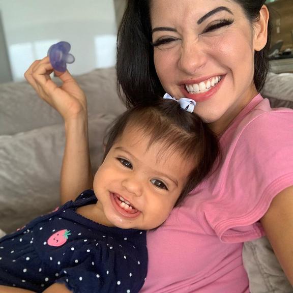 Mayra Cardi se diverte com Sophia fazendo selfies