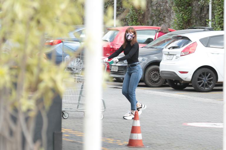 Após anunciar separação, ex-BBB Maria Melilo é flagrada fazendo compras em São Paulo
