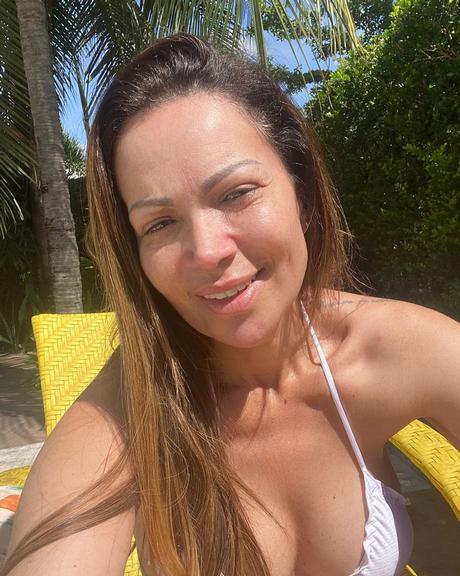 Solange Almeida aproveita dia de sol para renovar bronzeado