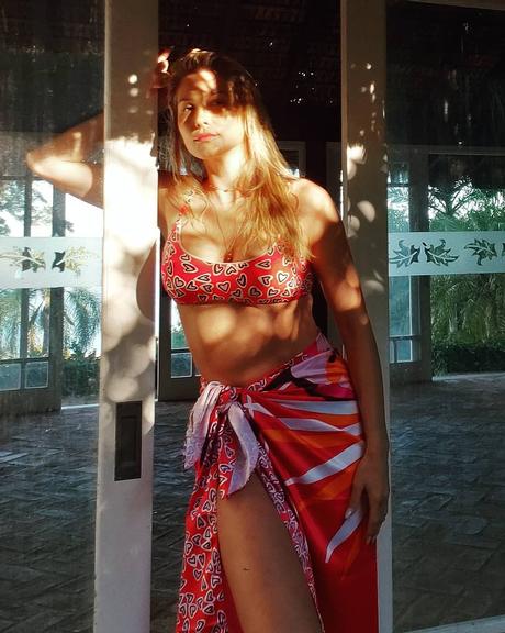 Lívia Andrade ganha elogios dos fãs ao surgir tomando sol