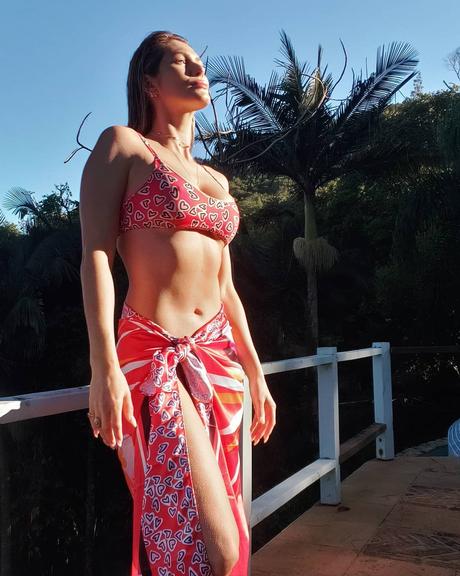 Lívia Andrade ganha elogios dos fãs ao surgir tomando sol