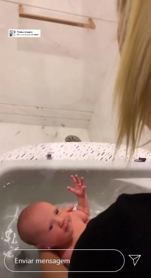  Ana Paula Siebert aparece dando banho na filha, Vicky