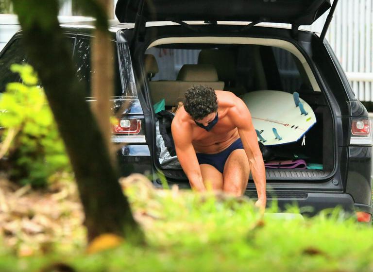 Cauã Reymond exibe corpo sarado em tarde de surfe