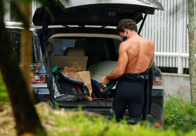 Cauã Reymond exibe corpo sarado em tarde de surfe