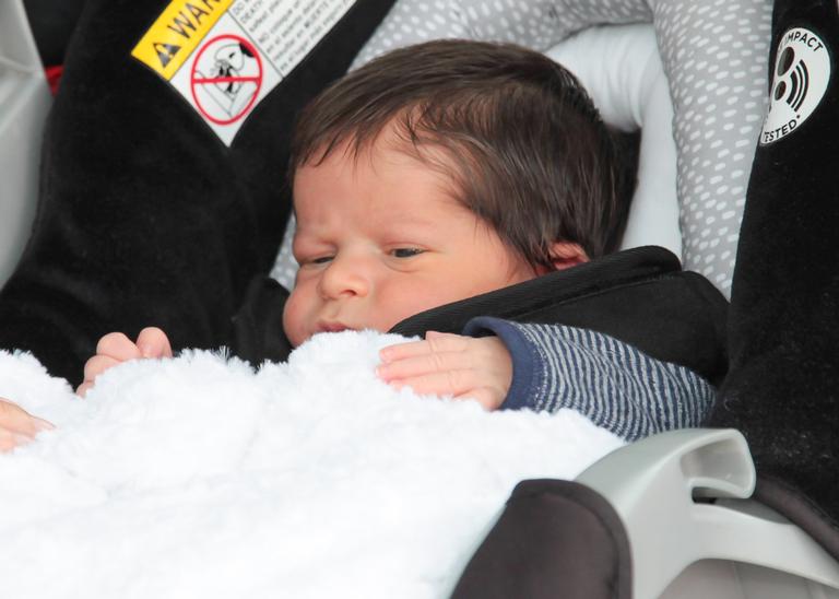 André Vasco deixa a maternidade com o filho recém-nascido