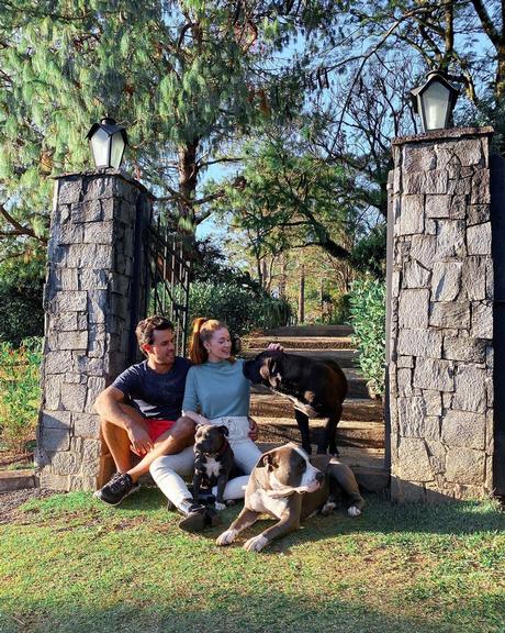 Marina Ruy Barbosa posa com o marido e os animais