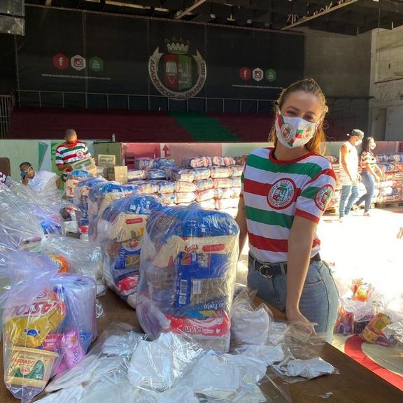 Paolla Oliveira doa cestas básicas na quadra da Grande Rio