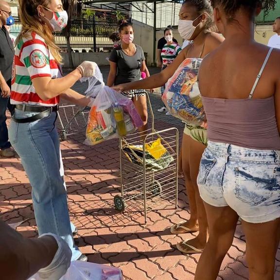 Paolla Oliveira doa cestas básicas na quadra da Grande Rio