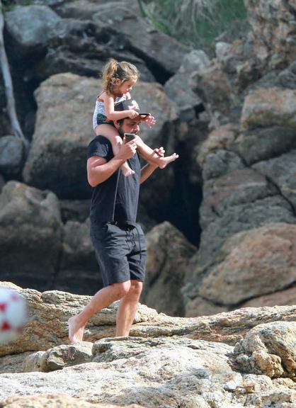 Bruno Gissoni e Yanna Lavigne são flagrados na praia com a filha, Madalena