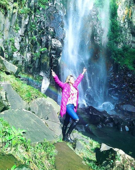 Lívia Andrade faz belos cliques durante passeio em cachoeira