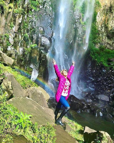 Lívia Andrade faz belos cliques durante passeio em cachoeira