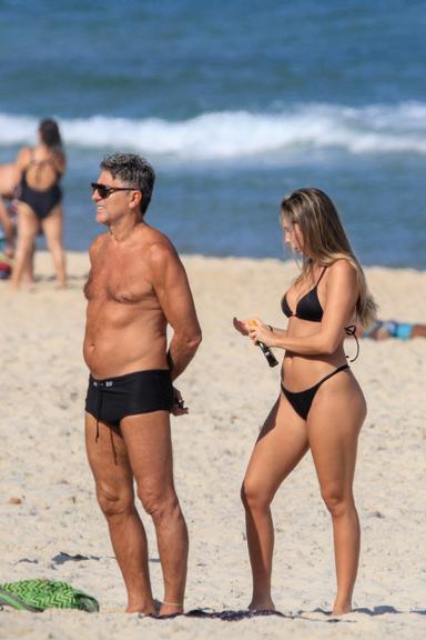 Carol Portaluppi exibe corpo sarado em dia de praia com o pai, Renato Gaúcho