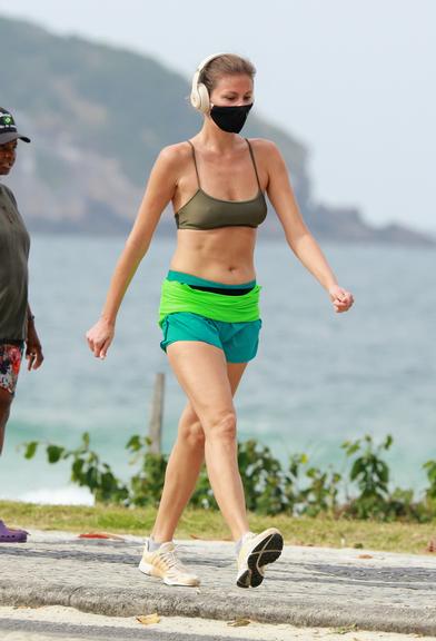 De máscara, Ellen Jabour é flagrada caminhando no Rio e exibe boa forma