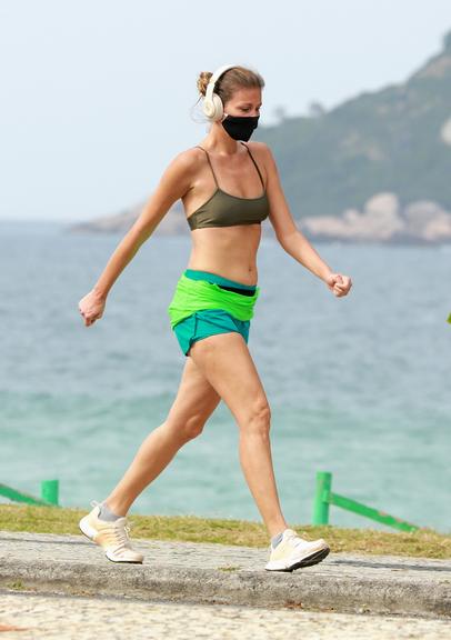 De máscara, Ellen Jabour é flagrada caminhando no Rio e exibe boa forma