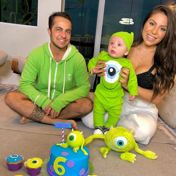 Thammy Miranda posou ao lado da família ao comemorar os 6 meses do filho, Bento 