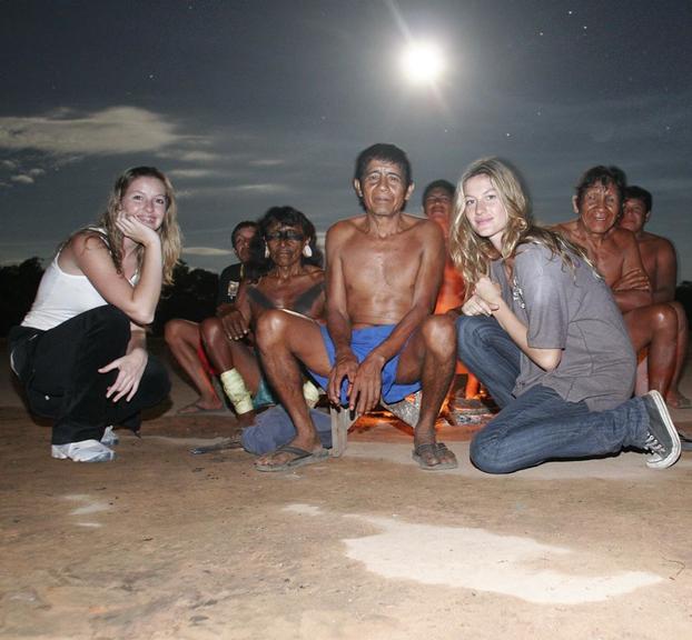 Gisele Bündchen relembra visita à aldeia indígena em 2004
