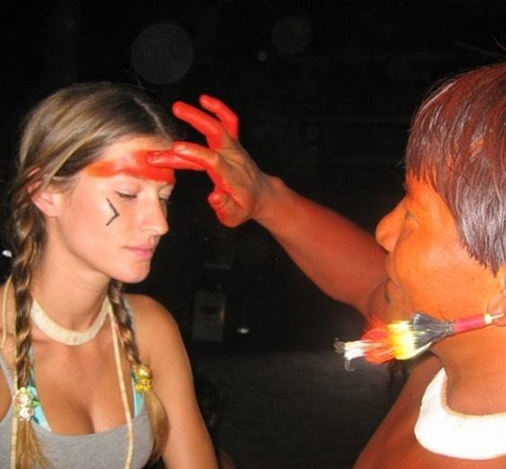 Gisele Bündchen relembra visita à aldeia indígena em 2004