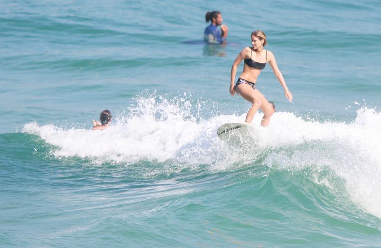 Isabella Santoni é flagrada em dia de surfe na companhia do namorado