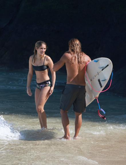 Isabella Santoni é flagrada em dia de surfe na companhia do namorado