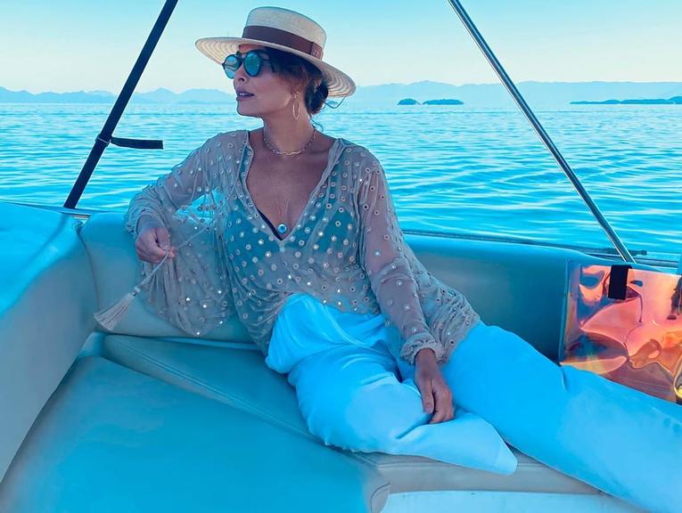 Juliana Paes posa belíssima durante passeio de barco